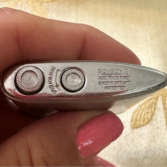 Vintage Ronson Oval Chrome Flint & Gas Lighter. Made in England. - Picture 7 of 8